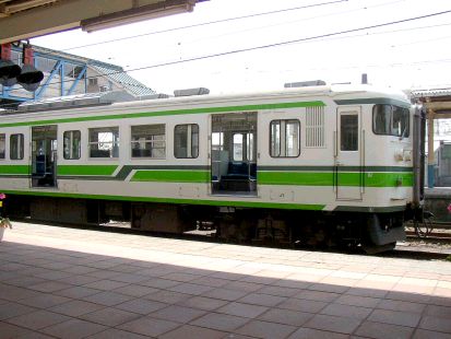 �d�Ԃƃz�[���̊Ԃ��L���J���Ă���܂��B�����ɂ����Ӊ�����